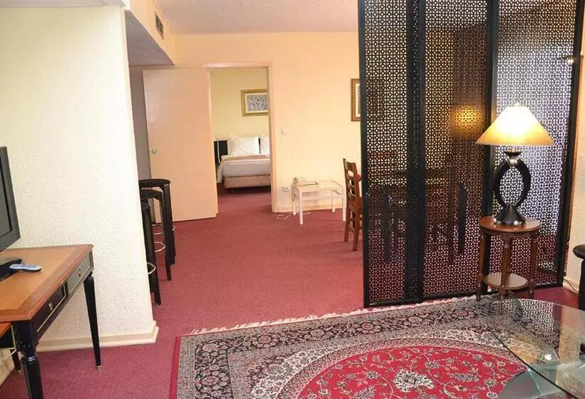 Senior Suite, Sawa