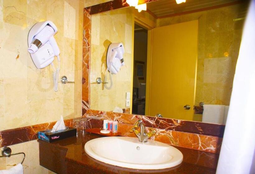 اتاق استاندارد با چشمانداز استخر, Sawa