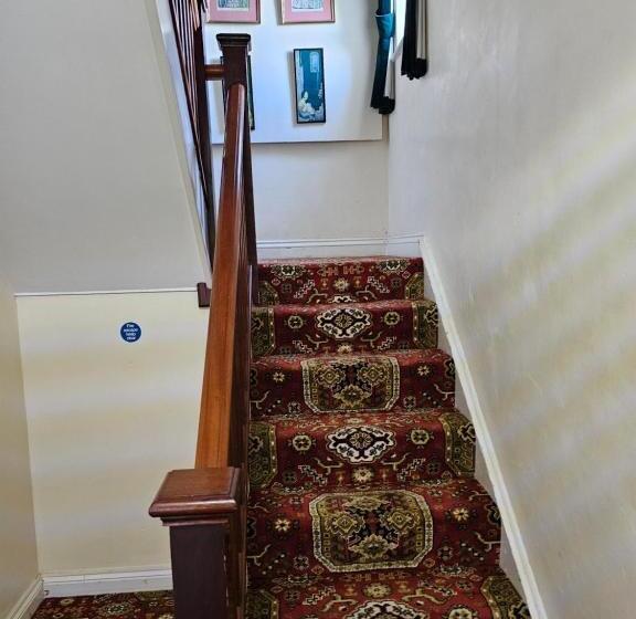 ファミリールーム, Schoolhouse Restaurant And