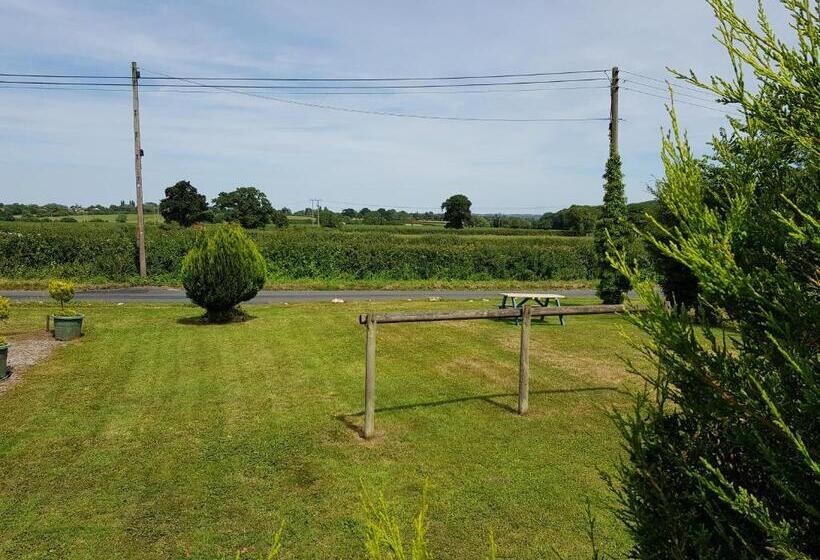 ファミリールーム, Schoolhouse Restaurant And