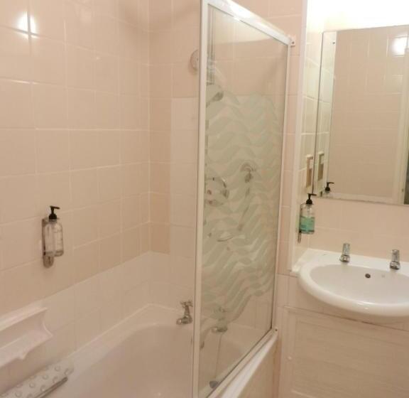 ファミリールーム, Schoolhouse Restaurant And