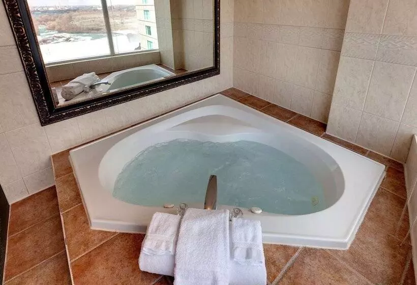 景色の見えるダブルベッドスタンダードルーム, Radisson Hotel & Suites Fallsview