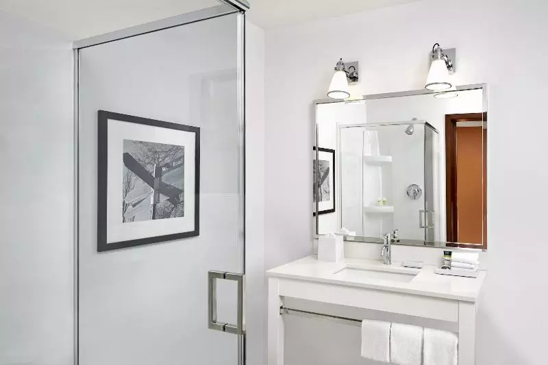 اتاق استاندارد با تخت بزرگ, Grand Park Hotel Vancouver Airport, Ascend Hotel Collection