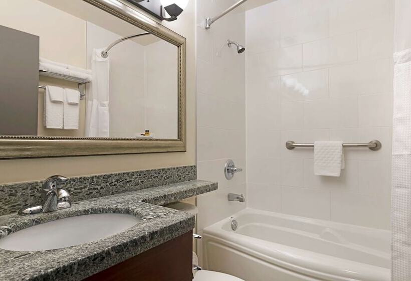 סוויטה, Best Western Plus Chocolate Lake Hotel   Halifax