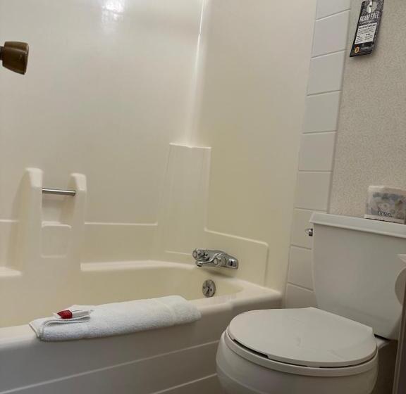 غرفه قياسيه سريرين مزدوجين, Super 8 By Wyndham Lethbridge