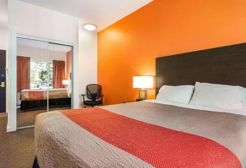 身障者適用スタンダードルーム, Motel 6 Surrey, Bc