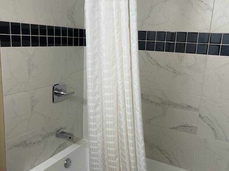 غرفه قياسيه سريرين مزدوجين, Rodeway Inn