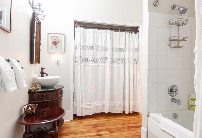 キングサイズベッドのデラックススイート, Stone Maiden Inn