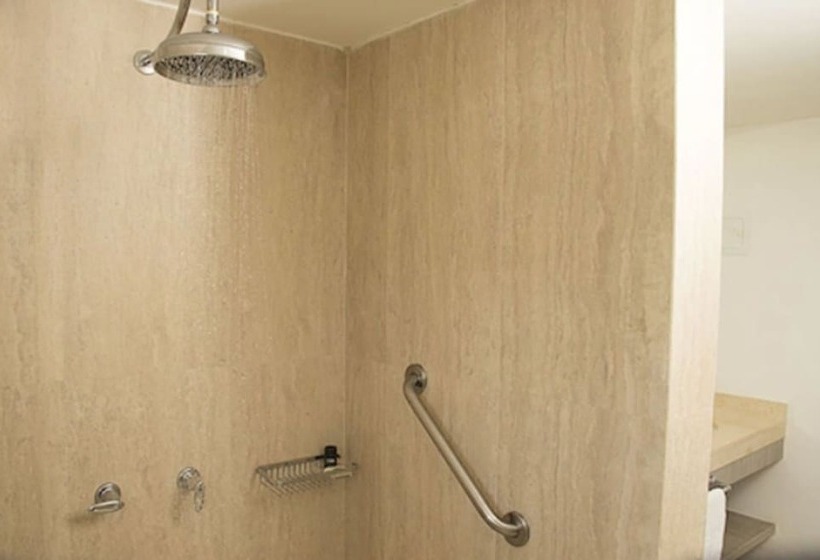 جناح جونيور, Tamaca Beach Resort