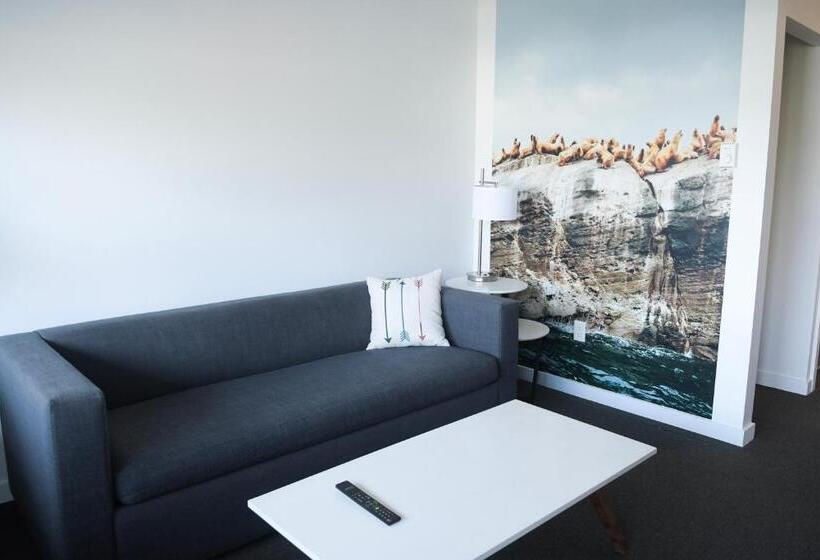 스위트 킹사이즈 침대, Tofino Resort + Marina