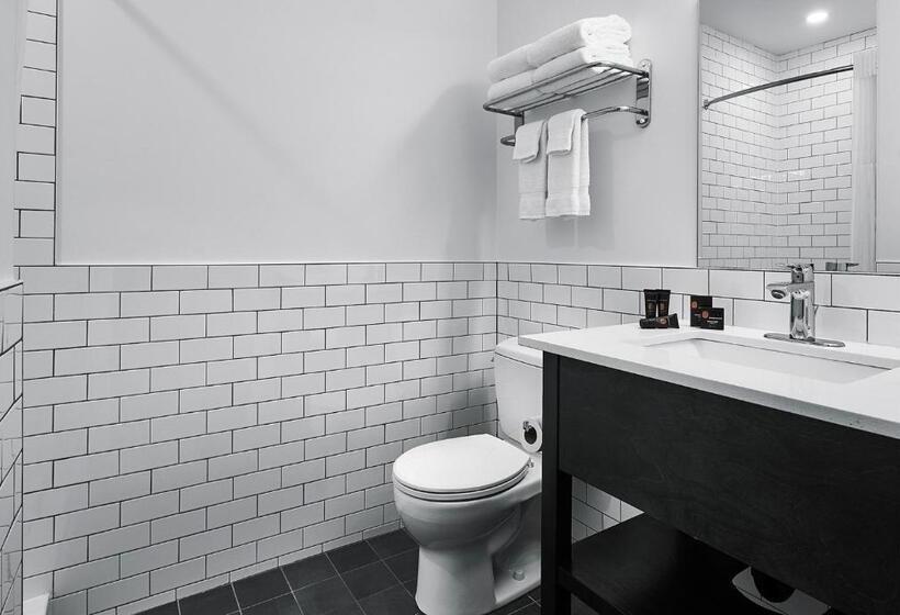 스위트 킹사이즈 침대, Tofino Resort + Marina