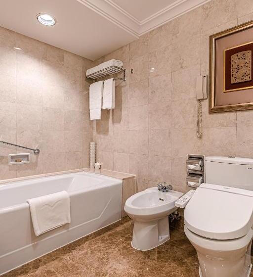 Номер Клуб Кровать Кинг, Shangri La Wuhan,close To The Mixc With Three Subway Lines