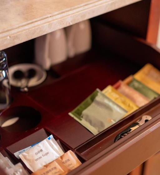 Club Room King Bed, Shangri La Wuhan,close To The Mixc With Three Subway Lines