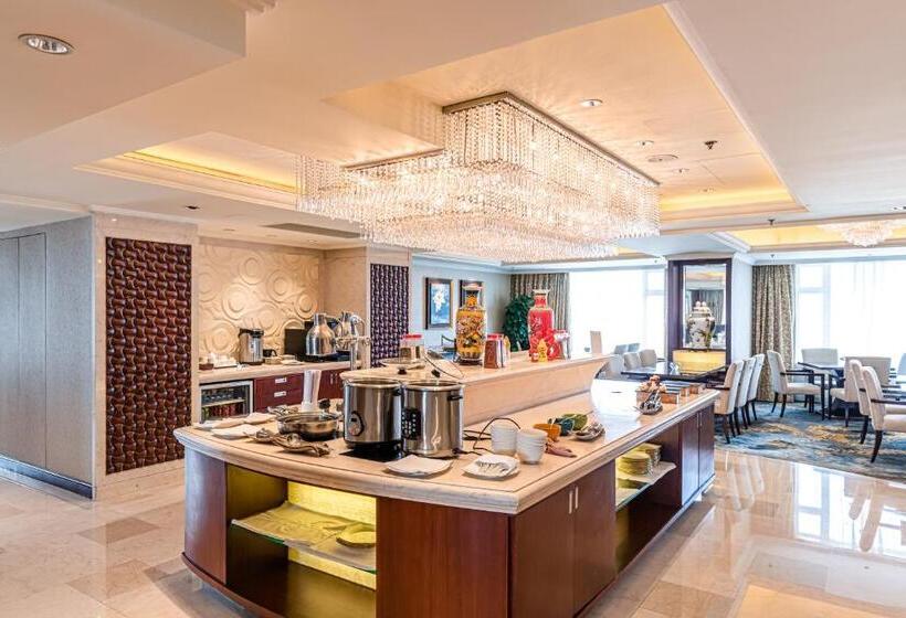 Club Room King Bed, Shangri La Wuhan,close To The Mixc With Three Subway Lines