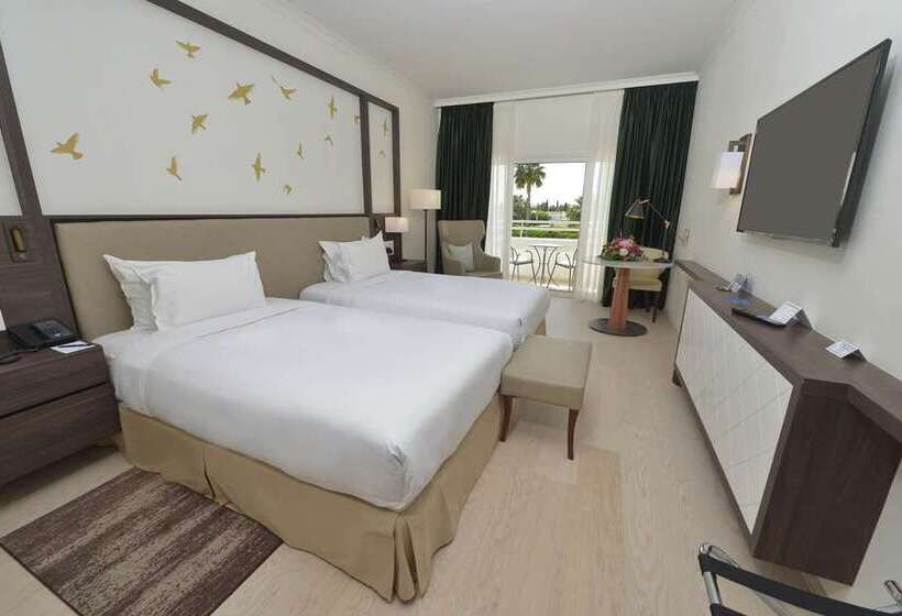 اتاق استاندارد با چشم‌انداز استخر, Hilton Cairo Heliopolis