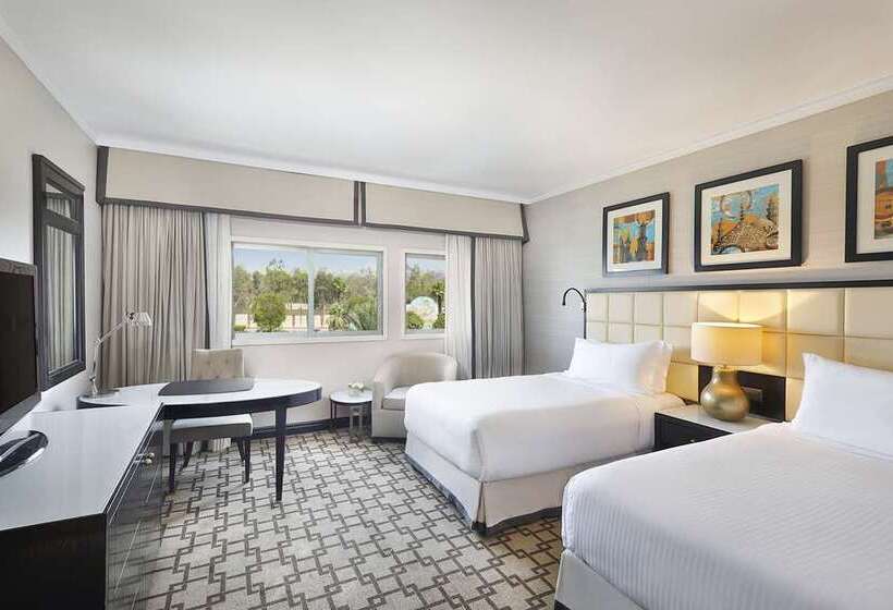اتاق استاندارد با چشمانداز استخر, Hilton Cairo Heliopolis