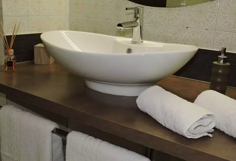 اتاق استاندارد سه نفره, De La Loge