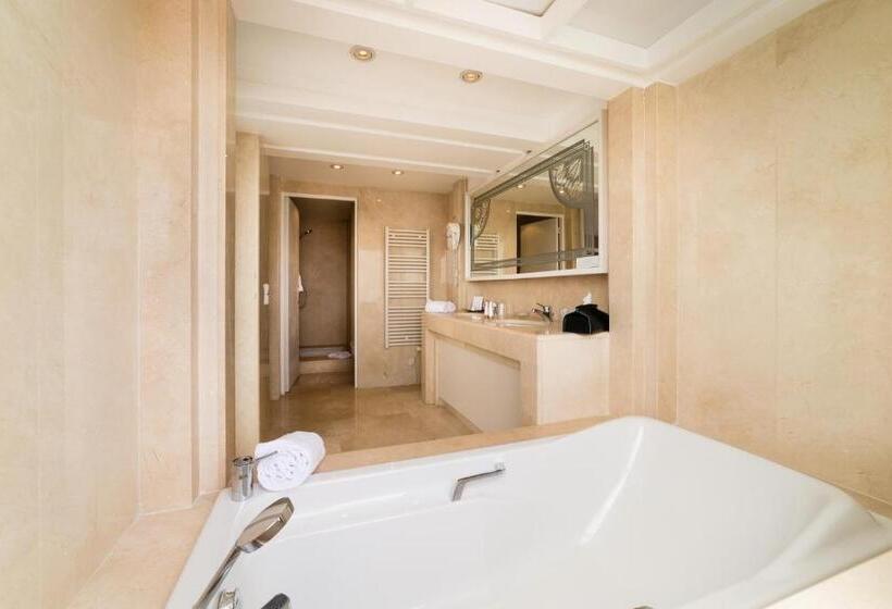 جناح جونيور مطل على المدينة, Helios