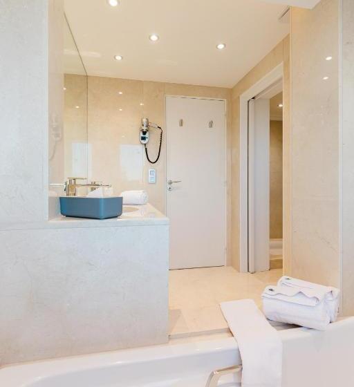 جناح مطلّ علي البحر, Helios