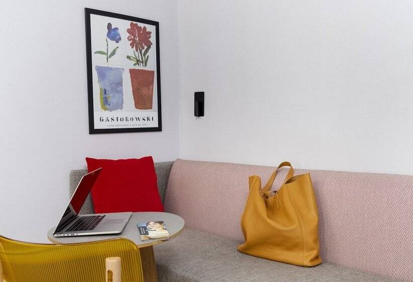 اتاق استاندارد سه نفره, Hôtel De La Paix