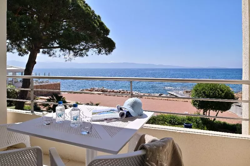 اتاق لوکس با چشم‌انداز دریا, Restaurant Dolce Vita