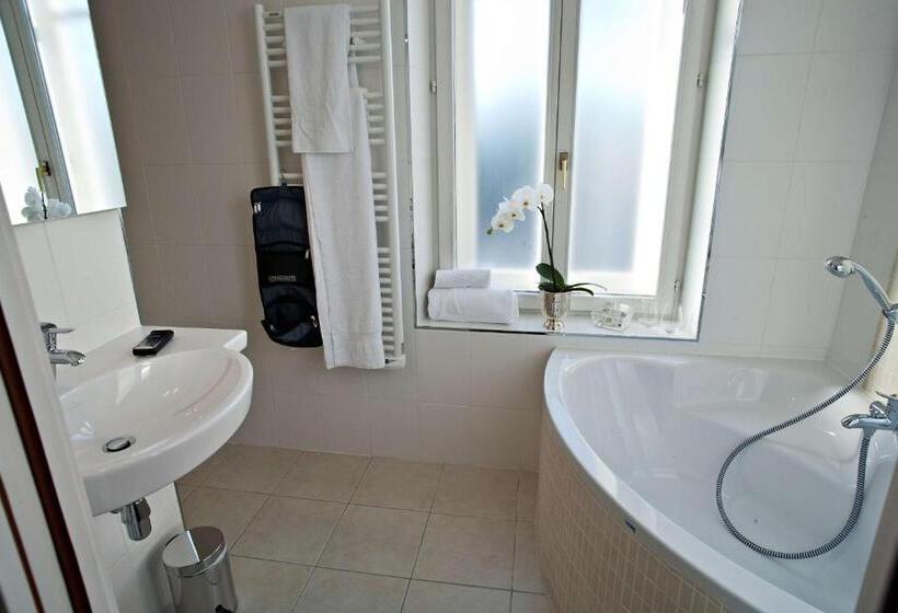 מיטת קינג בסוויטה, Best Western Plus Hotel Villa D Est