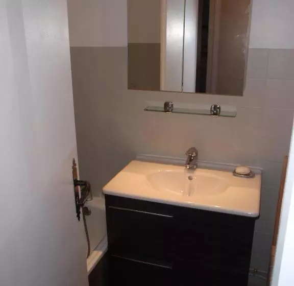 استودیوی استاندارد, Hôtel Rent