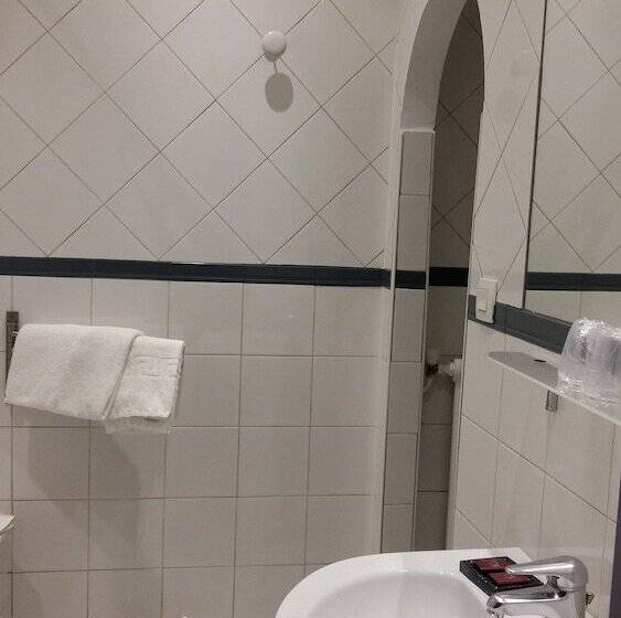 חדר סטנדרט לשלושה, Le Capitole