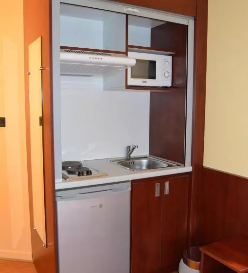 استودیوی استاندارد, Logis Hotel Center