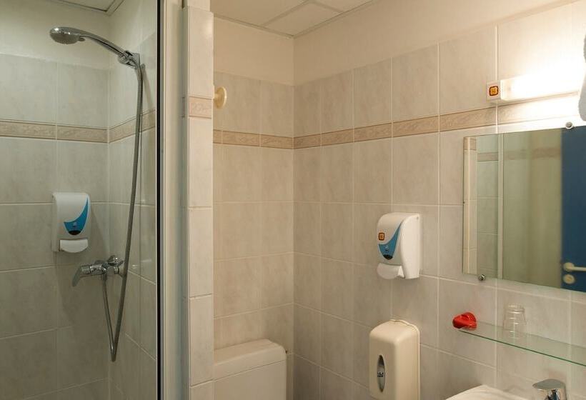 Четырехместный Номер Стандарт, The Originals Boutique, Hôtel Neptune, Bercksurmer