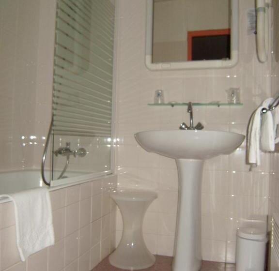 חדר סופריור לארבעה, Hôtel De Genève Et Restaurant , Faverges Seythenex