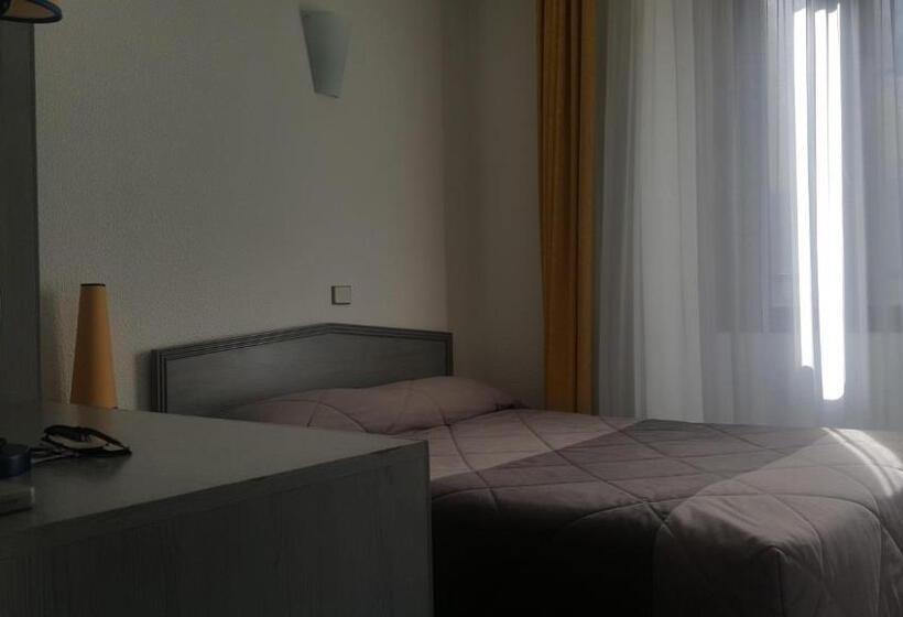 חדר סטנדרט, Hôtel De Genève Et Restaurant , Faverges Seythenex