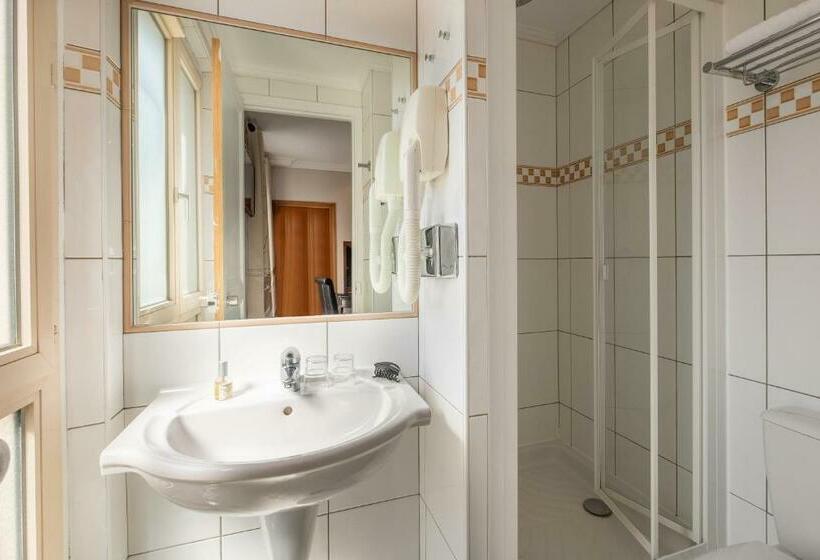 スタンダードルーム, London