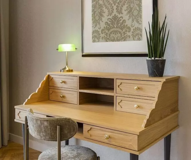 Premium Suite, Warwick Reine Astrid  Lyon