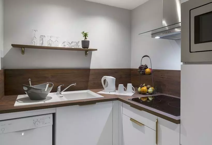 Premium Suite, Warwick Reine Astrid  Lyon