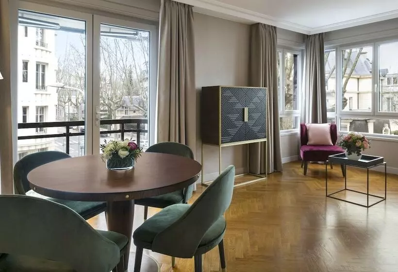Executive Suite, Warwick Reine Astrid  Lyon