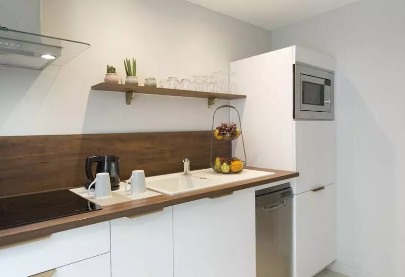 Executive Suite, Warwick Reine Astrid  Lyon