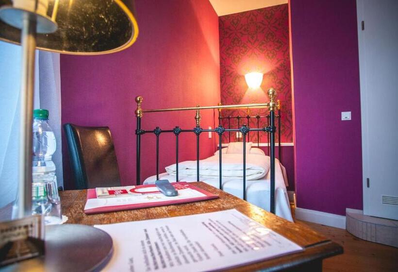 חדר יחיד קלאסי, Alexander