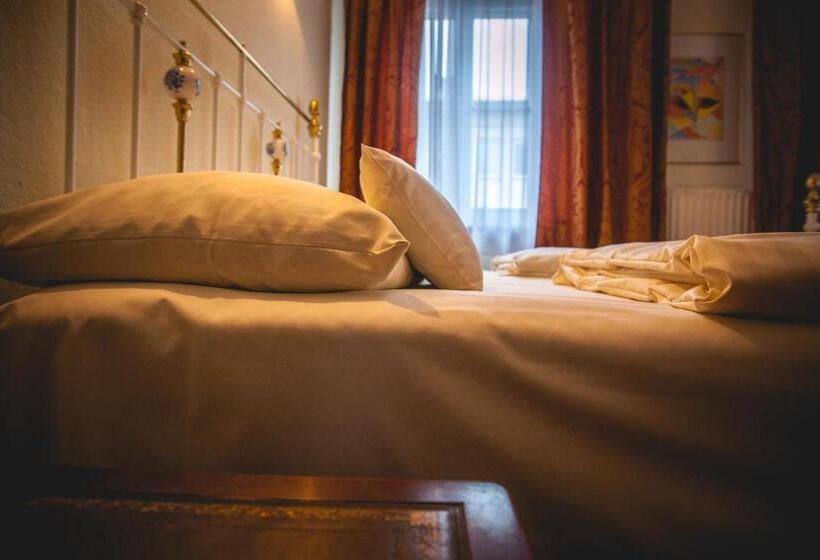 חדר יחיד קלאסי, Alexander