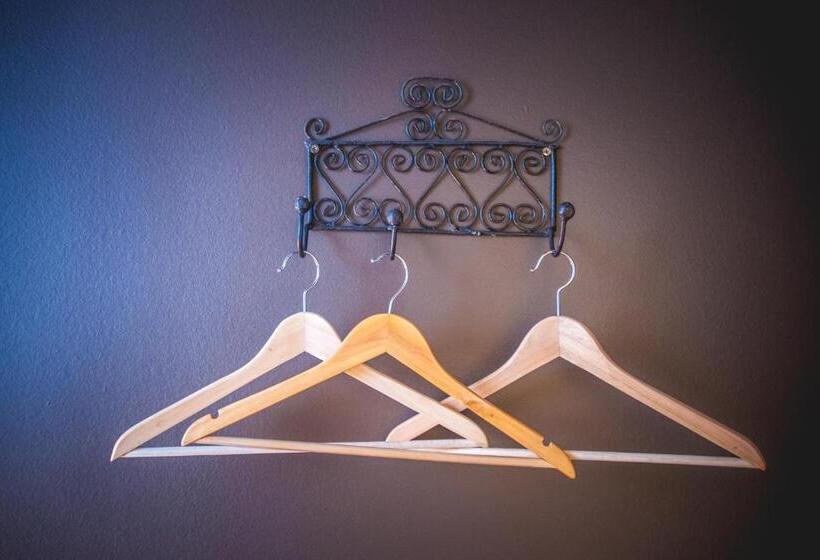 חדר יחיד קלאסי, Alexander