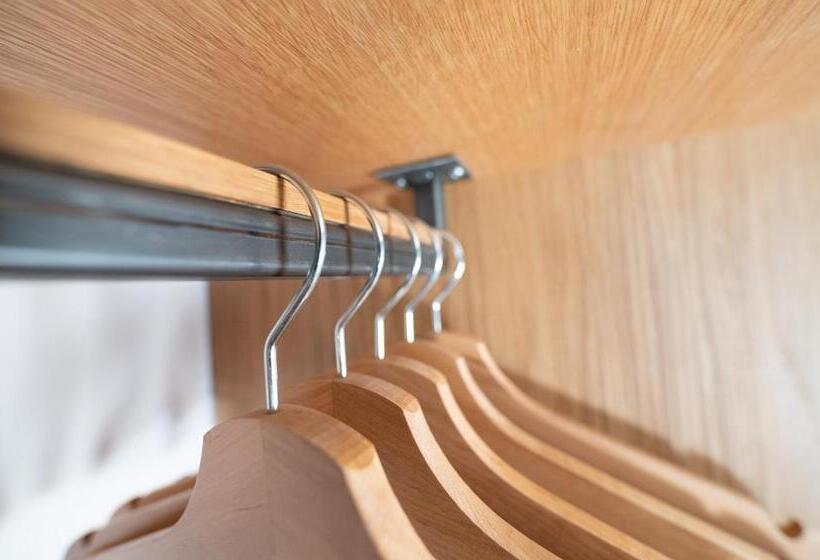 חדר קלאסי, Alexander