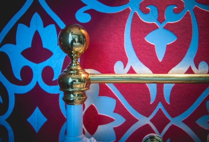 חדר קומפורט, Alexander