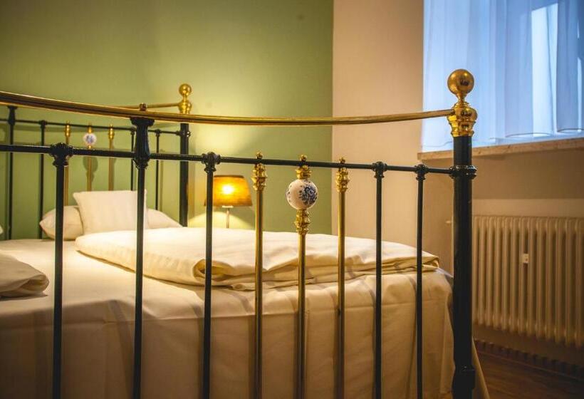 חדר קומפורט, Alexander