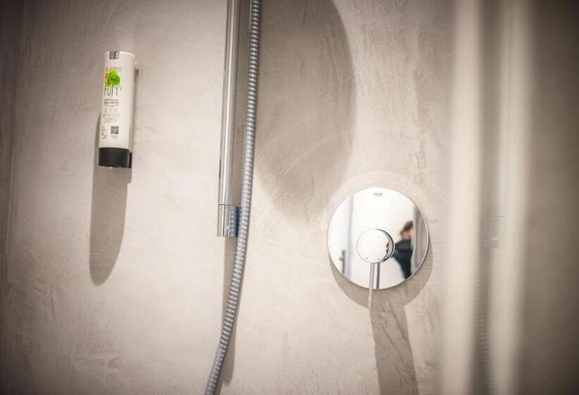 חדר קומפורט יחיד, Alexander