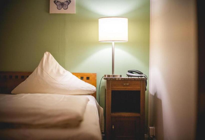 חדר קומפורט יחיד, Alexander