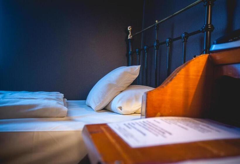 חדר יחיד קלאסי, Alexander