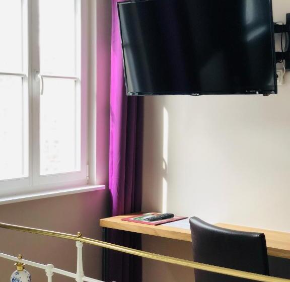 חדר קלאסי, Alexander