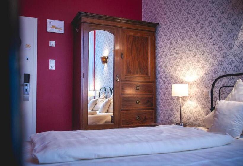 חדר קומפורט, Alexander