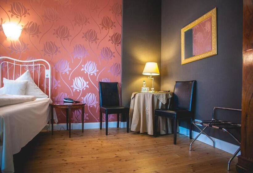 חדר קומפורט, Alexander