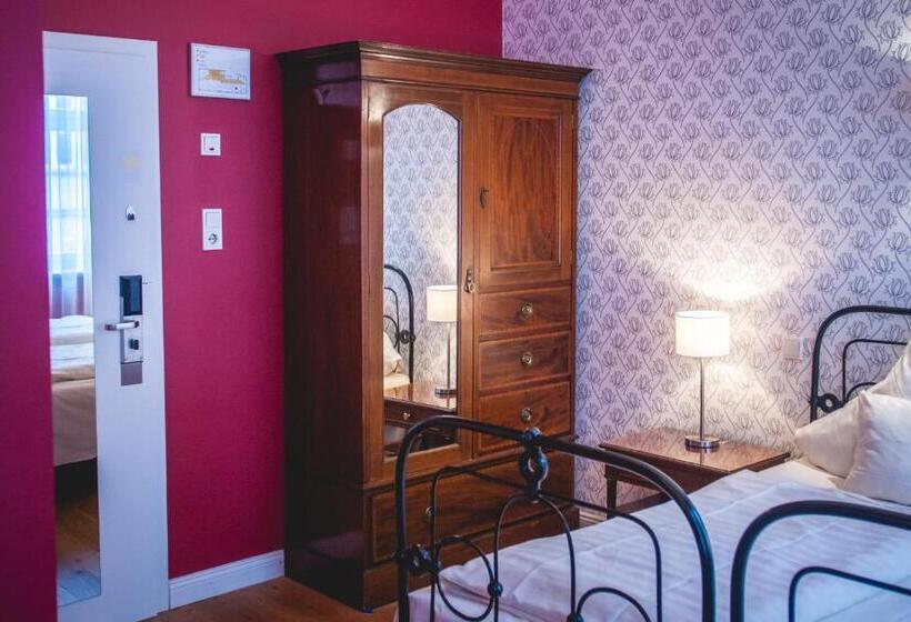 חדר קומפורט, Alexander